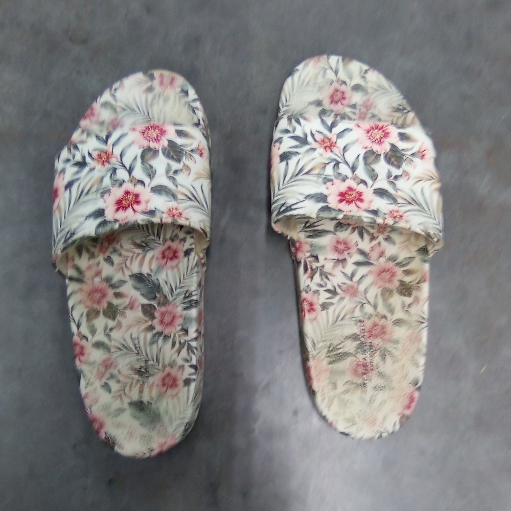 American Eagle Outfitters White Sandals Textured Soles